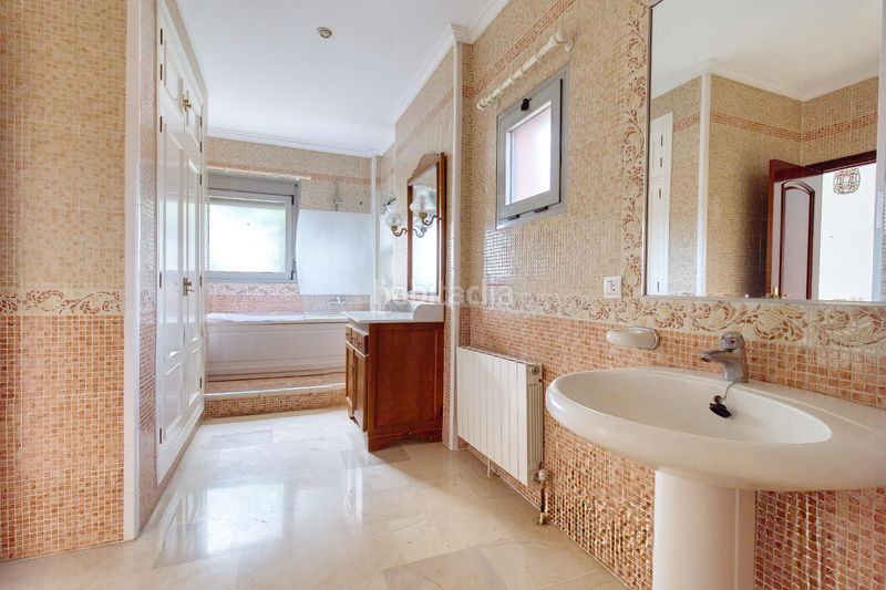 Foto c3541a43-fe22-4239-a322-126126398b82. Xalet amb aparcament a El Zaudín - Club de Golf Bormujos