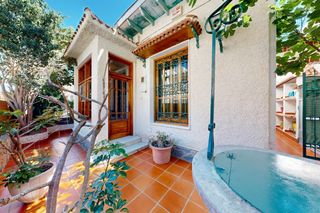 Casa  Calle carmen - bo peral. Encantadora casa con cochera en barrio peral