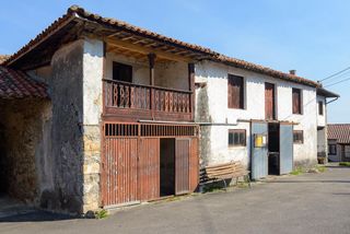 Semi detached house in Lugar san saturnino 0. Dos casas para restaurar en la comarca  de villaviciosa