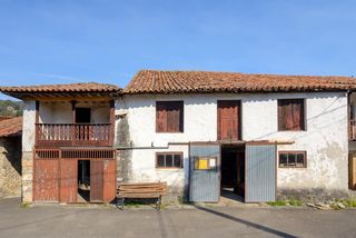 Casa a schiera in Lugar san saturnino 0. Dos casas para restaurar en la comarca  de villaviciosa