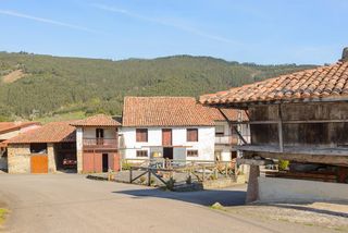 Casa adosada en Lugar san saturnino 0. Dos casas para restaurar en la comarca  de villaviciosa