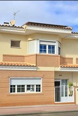 Casa en Monòver. Bungalow con piscina y garaje en el centro de monóvar