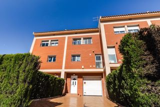 Maison  Generalitat 12. Adosada de 4 habitaciones  buhardilla, jardín y piscina a pocos