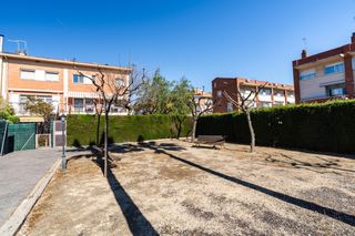 Maison à Generalitat 12. Adosada de 4 habitaciones  buhardilla, jardín y piscina a pocos