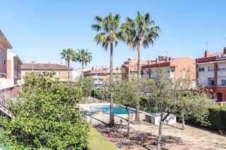 Maison à Generalitat 12. Adosada de 4 habitaciones  buhardilla, jardín y piscina a pocos