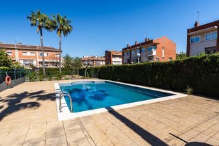 Maison à Generalitat 12. Adosada de 4 habitaciones  buhardilla, jardín y piscina a pocos