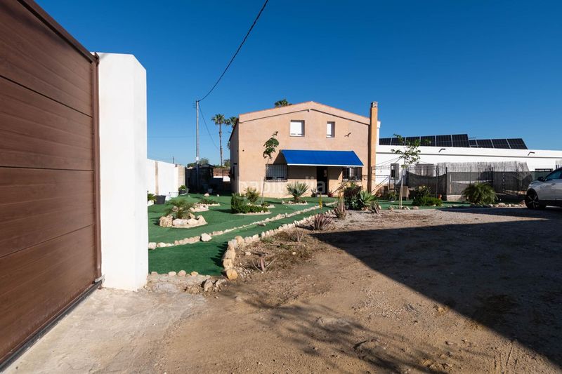 Foto 4ca28ff6-c06e-43d2-9642-28806a713f8d. Chalet  con piscina y parcela grande en Dolores