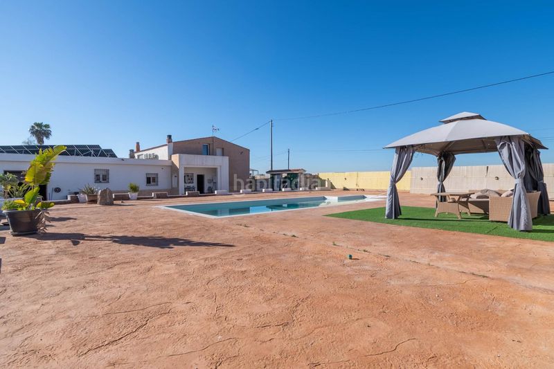 Foto af7b469f-fbb7-40a5-a28b-27ce0ea44441. Chalet  con piscina y parcela grande en Dolores