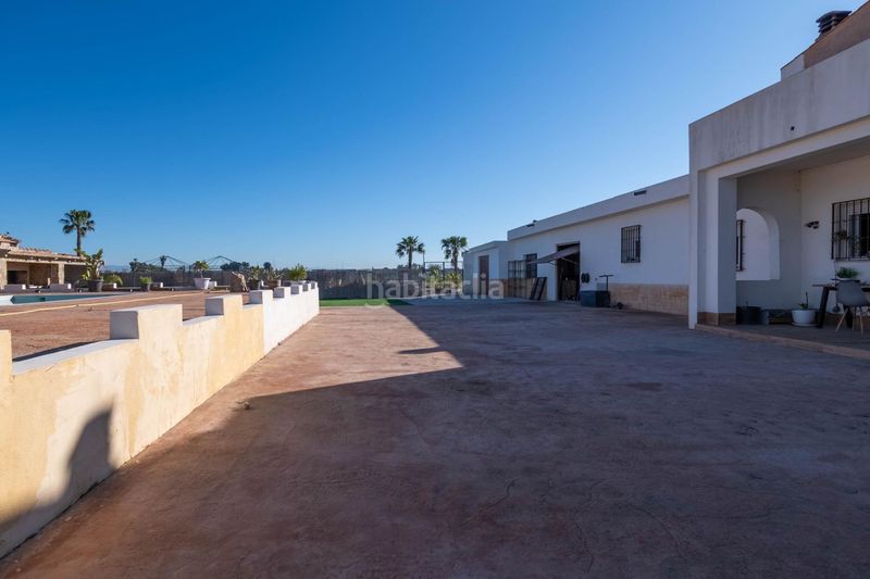 Foto bf8da769-e56f-4c40-b331-111258fcec35. Chalet  con piscina y parcela grande en Dolores