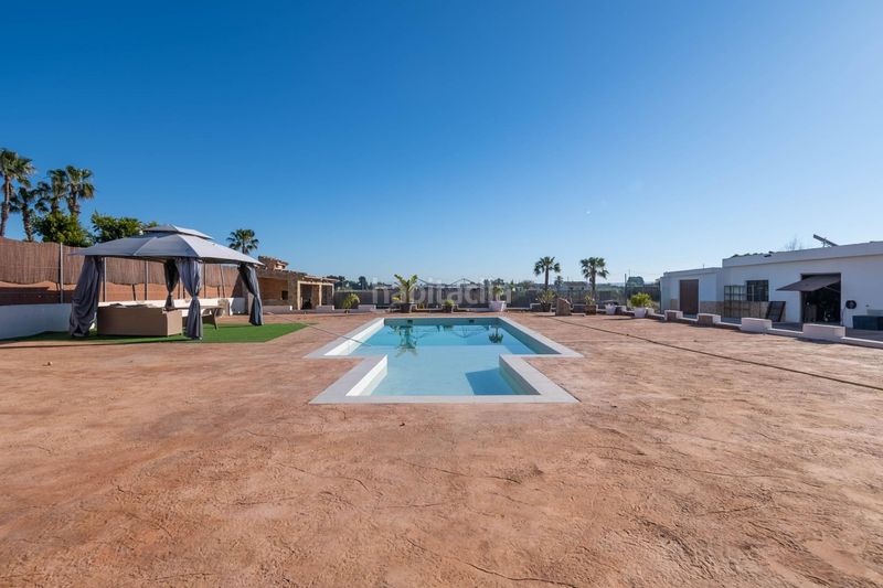 Foto e6bc52bc-792d-43e5-bda6-2667915ca45b. Chalet  con piscina y parcela grande en Dolores