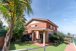 Casa adosada  President macia 17. Casa adosada top en els pallaresos  5 habitaciones, jardín, pisc