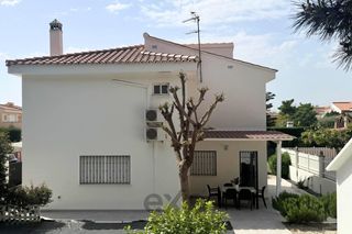 Chalet in Riba - roja de Túria. Casa independiente reformada en exclusiva con acceso a club soci