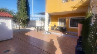 Casa adossada a Los Arenales del Sol. Villa bari.