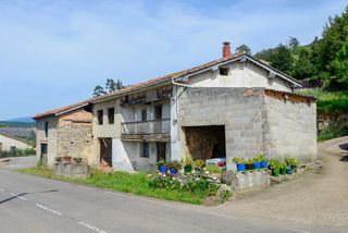 Casa a Lugar pedrosa 12. Casa para reformar en sariego con parcela