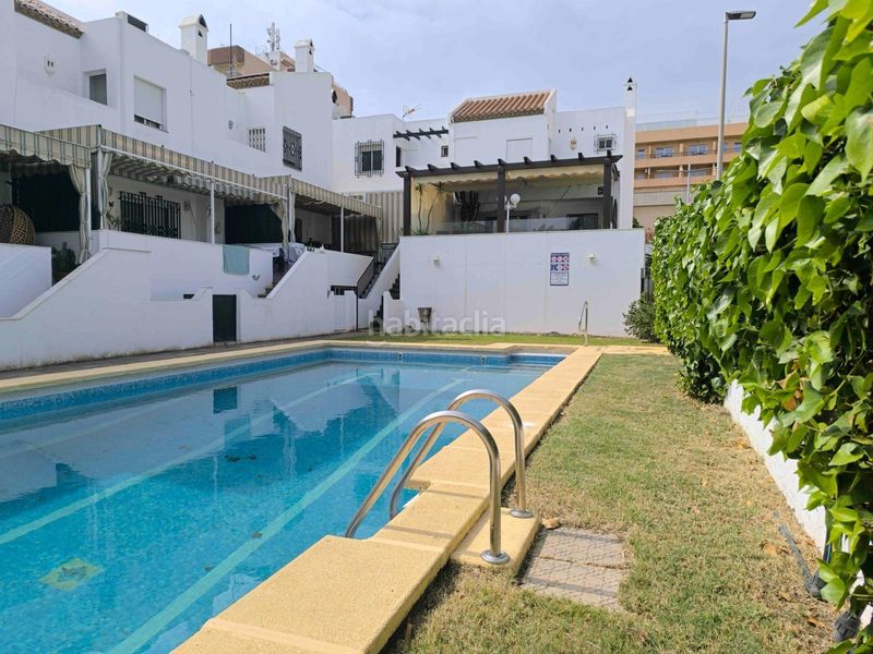 Foto 398c1600-19ab-4a1e-b817-85ddbc7e268e. Casa in calle isla de java(as) 3 in El Puerto Roquetas de Mar