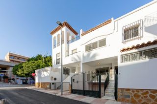Casa en Calle isla de java(as) 3. Casa con semisótano en aguadulce  a solo 280 metros de la playa