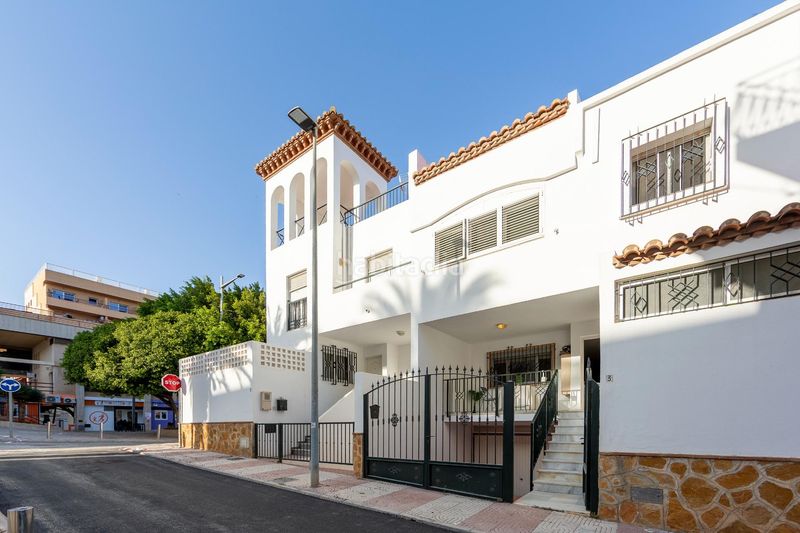 Foto df55a706-f13a-41e0-927c-78655190b697. Casa in calle isla de java(as) 3 in El Puerto Roquetas de Mar
