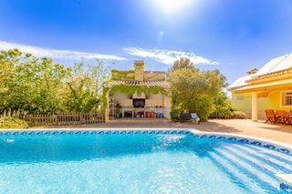 Chalet à Los Pinares-La Masia. Vivir como en vacaciones chalet con piscina y jardín, todo en un