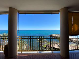 Pis  Juan aparicio. Piso en primera línea de la playa  torrevieja