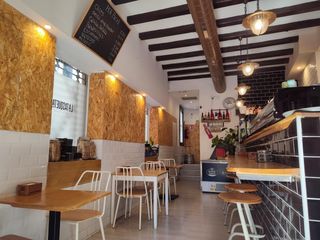 Lloguer Local Comercial  De l'església. Traspaso de bar totalmente equipado