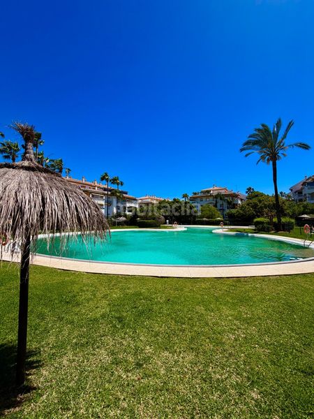 Foto 2fee98fd-244c-47ee-953c-3a59ff762d4d. Apartament amb calefacció aparcament piscina a La Dama de Noche - La Alzambra Marbella