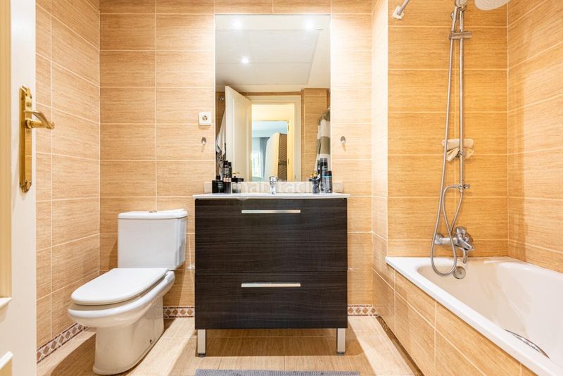 Foto 71da9aba-c5e0-4845-8dc0-96fdf0a4b960. Apartament amb calefacció aparcament piscina a La Dama de Noche - La Alzambra Marbella