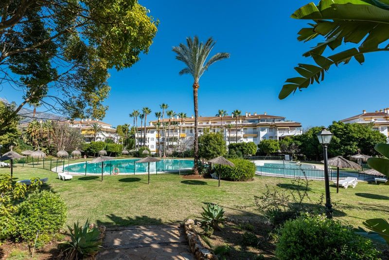 Foto e7d8a5ab-9634-4454-bfd0-23052188e18c. Apartament amb calefacció aparcament piscina a La Dama de Noche - La Alzambra Marbella