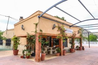 Chalet in Las Trescientas-San Francisco-Ciudad Vergel. Chalet independiente con nave de 160m2 y energía solar en elda a
