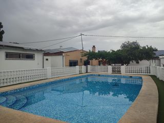 Xalet a Las Trescientas-San Francisco-Ciudad Vergel. Chalet independiente con nave de 160m2 y energía solar en elda a