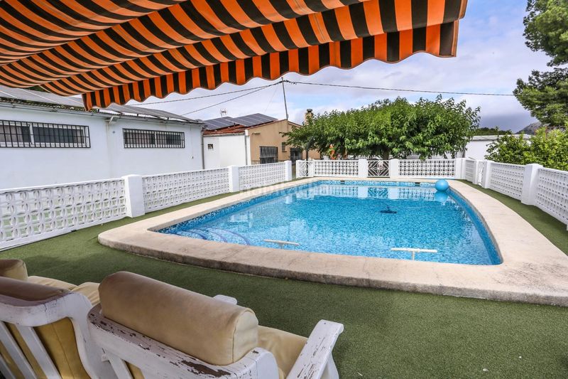 Foto 0aa60b04-dc8f-4867-bf40-9a0992776b72. Xalet amb calefacció aparcament piscina a Las Trescientas-San Francisco-Ciudad Vergel Elda