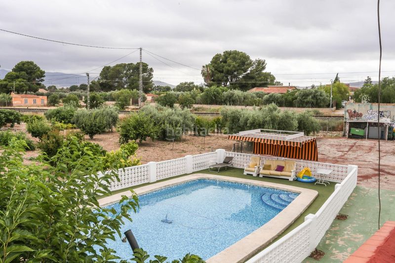 Foto 55e06d40-eb1b-4bc0-b650-a8ab05584bf6. Xalet amb calefacció aparcament piscina a Las Trescientas-San Francisco-Ciudad Vergel Elda