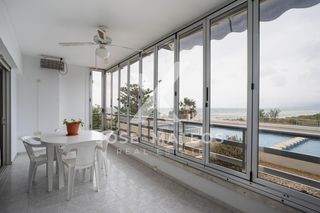 Flat in Torreblanca. Piso en primera línea de playa