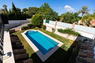 Chalet  Urbanizacion vista verde. Exclusiva villa con vistas al mar, piscina privada, seguridad y