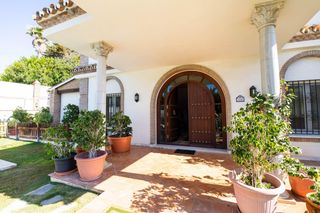 Chalet  Urbanizacion vista verde. Exclusiva villa con vistas al mar, piscina privada, seguridad y