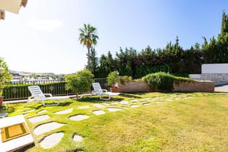 Xalet  Urbanizacion vista verde. Exclusiva villa con vistas al mar, piscina privada, seguridad y