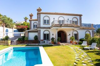 Xalet  Urbanizacion vista verde. Exclusiva villa con vistas al mar, piscina privada, seguridad y