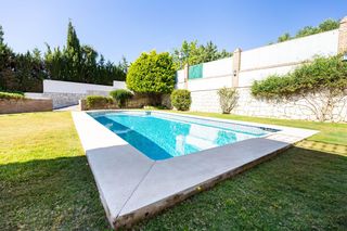 Chalet  Urbanizacion vista verde. Exclusiva villa con vistas al mar, piscina privada, seguridad y