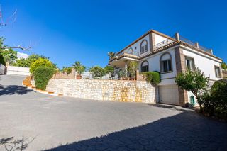 Xalet  Urbanizacion vista verde. Exclusiva villa con vistas al mar, piscina privada, seguridad y