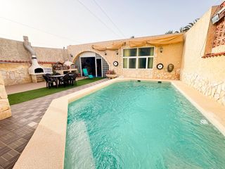Casa aparellada  Calle saladar. Vivienda pareada con piscina privada, jardín y espacio independi