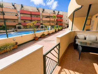 Flat  Avenida de daya nueva. Bajo con terraza frente a la piscina en residencial con zonas ve