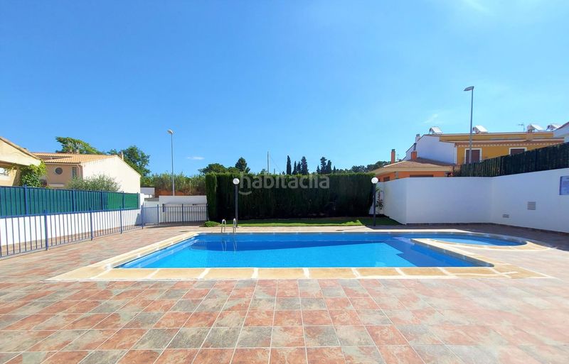 Foto 2d5a7009-ebd6-4935-9548-f26e61d9a4fa. Casa adossada amb aparcament piscina a Requena