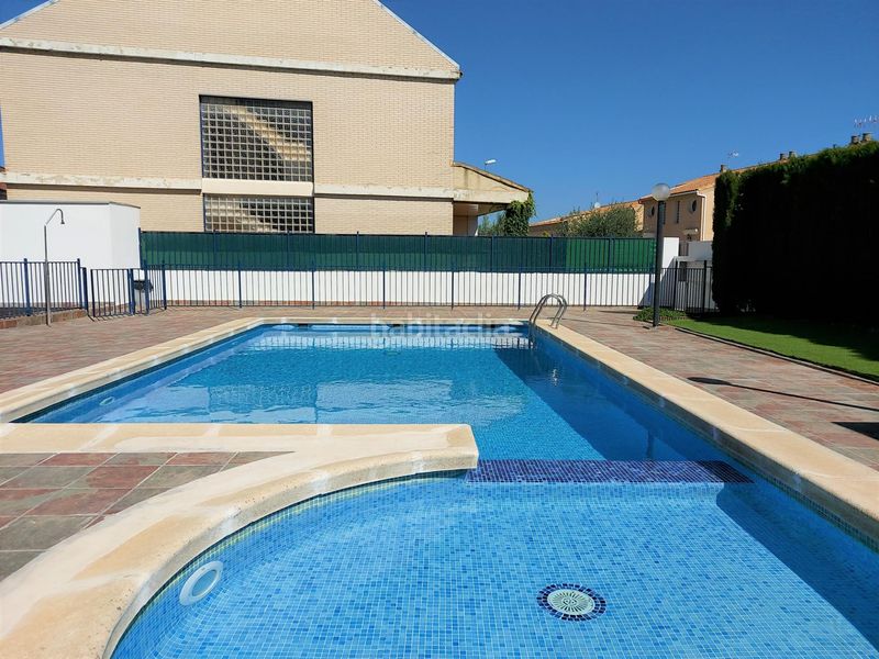 Foto 3276ac2c-79bb-4384-b840-0b7985a40263. Casa adossada amb aparcament piscina a Requena