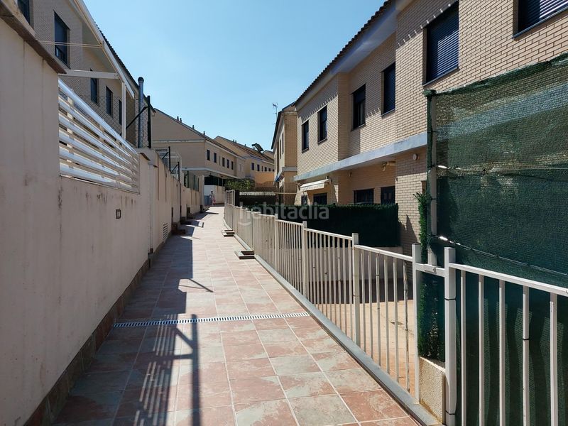 Foto ad17f337-ff16-42f0-ae60-5989d6474452. Casa adossada amb aparcament piscina a Requena