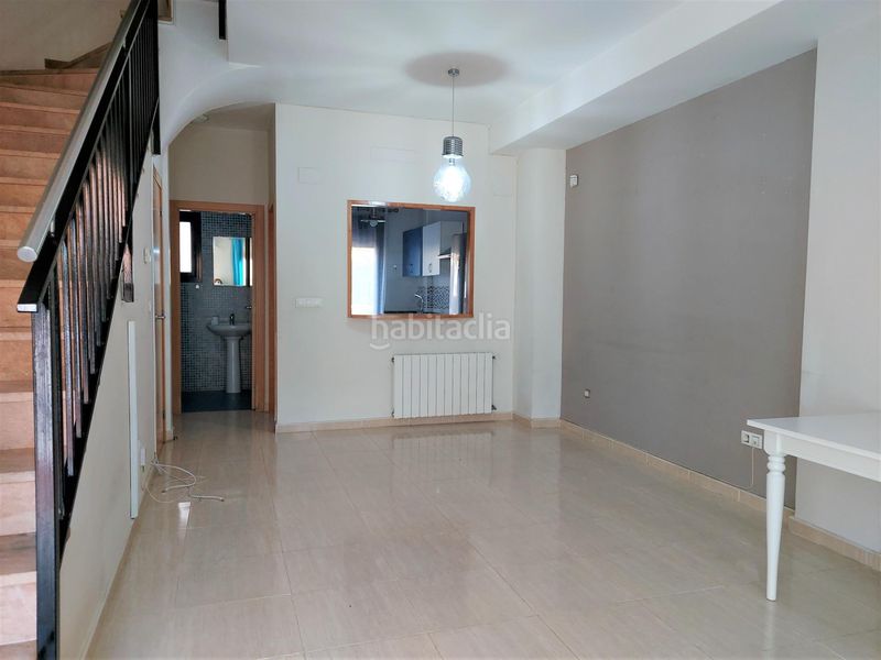 Foto c8e1763c-dd39-4f6d-99e6-5b8e52d8dd19. Casa adossada amb aparcament piscina a Requena