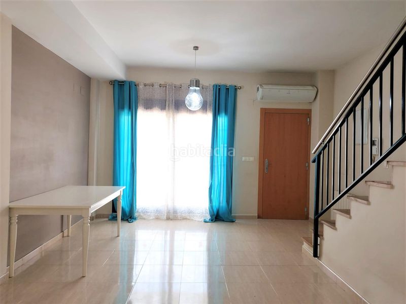 Foto e8c17e9c-2d8c-4034-8f67-b657959de098. Casa adossada amb aparcament piscina a Requena