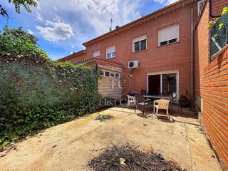 Casa adossada a Daganzo de Arriba. Chalet adosado con jardín y plaza de parking