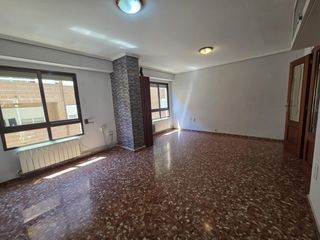 Pis  Calle sants de la pedra. Amplio piso de 116 m2 con 4 dormitorios, garaje y mucha luz en s