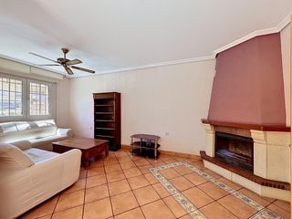 Casa adosada en Aguadulce Norte. Espacioso adosado a la venta en aguadulce