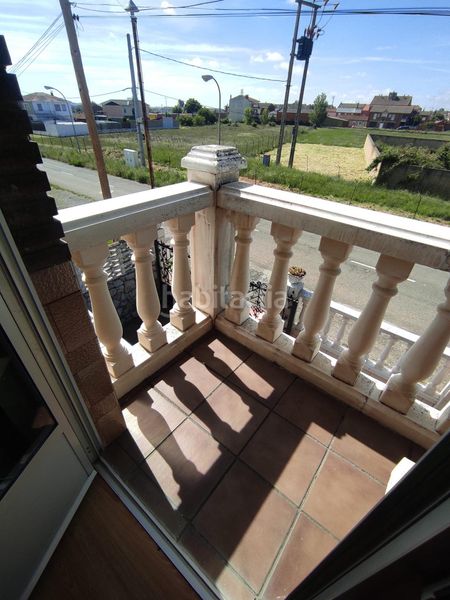 Foto 6225c3e9-cb38-425c-b528-df533a42cf6e. Chalet en calle calle imprenta 18 amplio chalet con piscina en san andrés del rabanedo 400,000 en Trobajo del camino