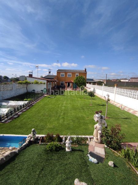 Foto 96288e8a-cd7c-4513-8944-a50495de2f3a. Chalet en calle calle imprenta 18 amplio chalet con piscina en san andrés del rabanedo 400,000 en Trobajo del camino